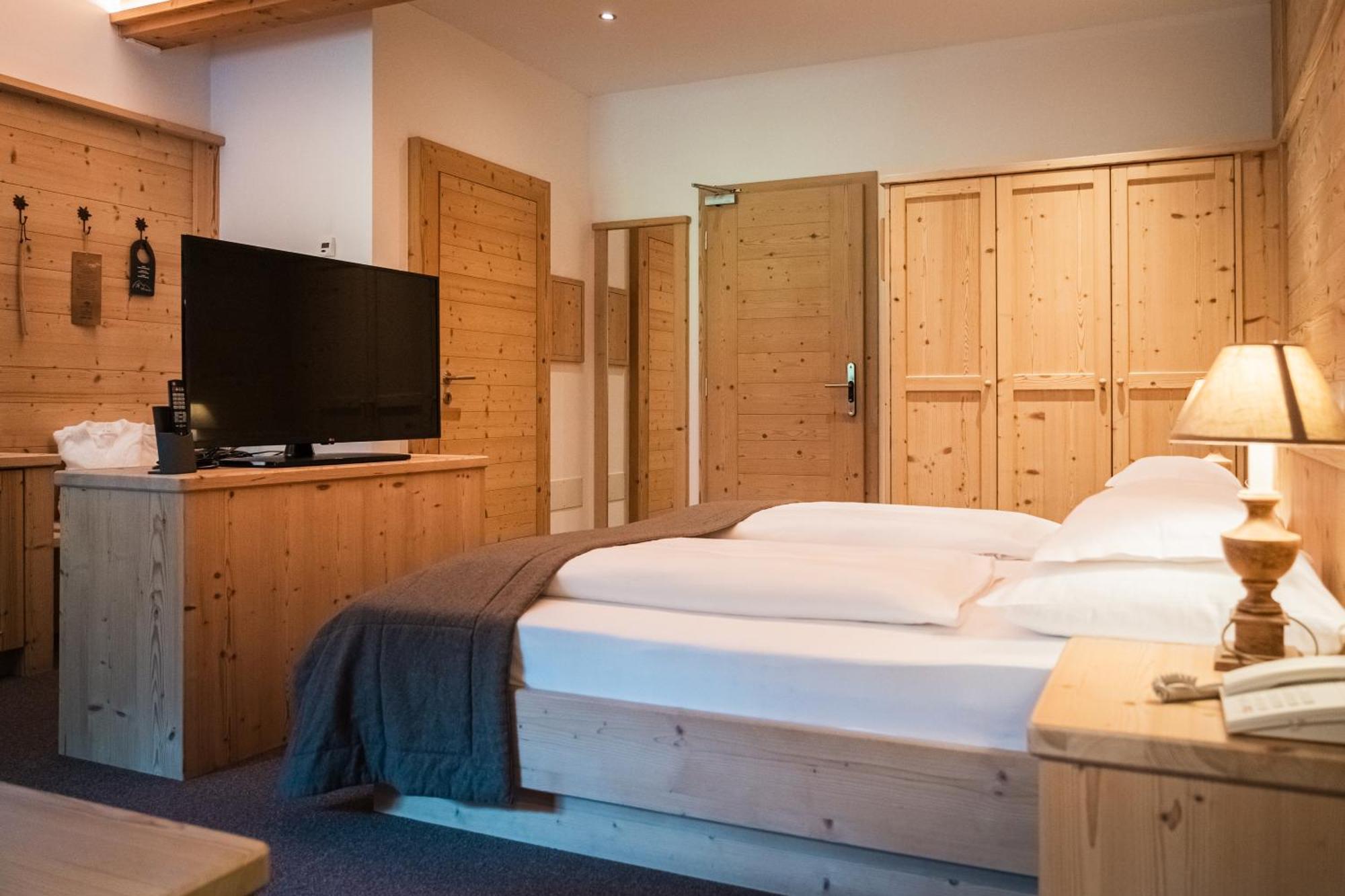 Hotel Arnaria Ortisei Bagian luar foto